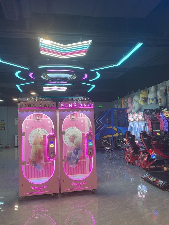 早上老王对跑步机上并不太熟悉的的肥胖女孩说：你但凡少吃点、少睡点也用不着来跑步减