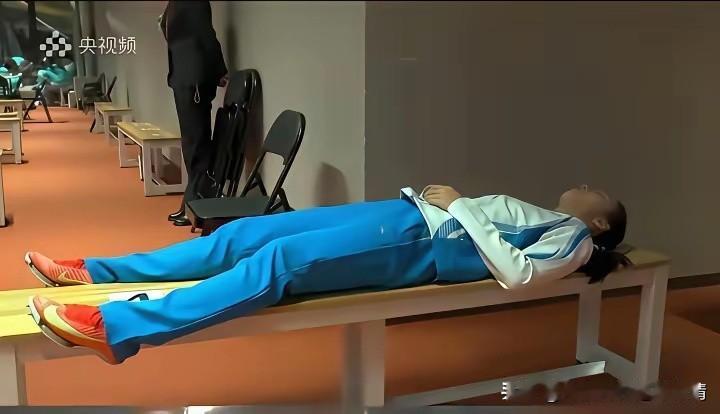 16岁短跑天才陈妤颉：赛场睡觉夺冠，还催着大厨备早茶
 
16岁的陈妤颉把短跑赛