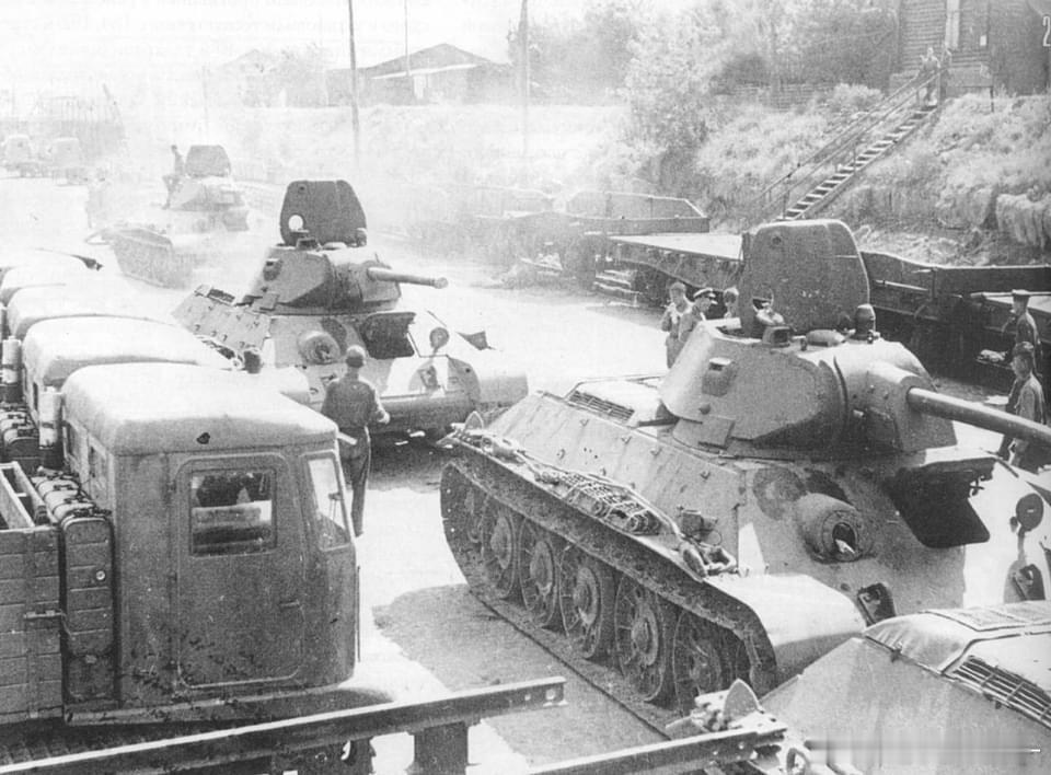 从斯大林格勒托拉机厂完工的最后一批T34/76，摄于1942年7月（图1-5）此