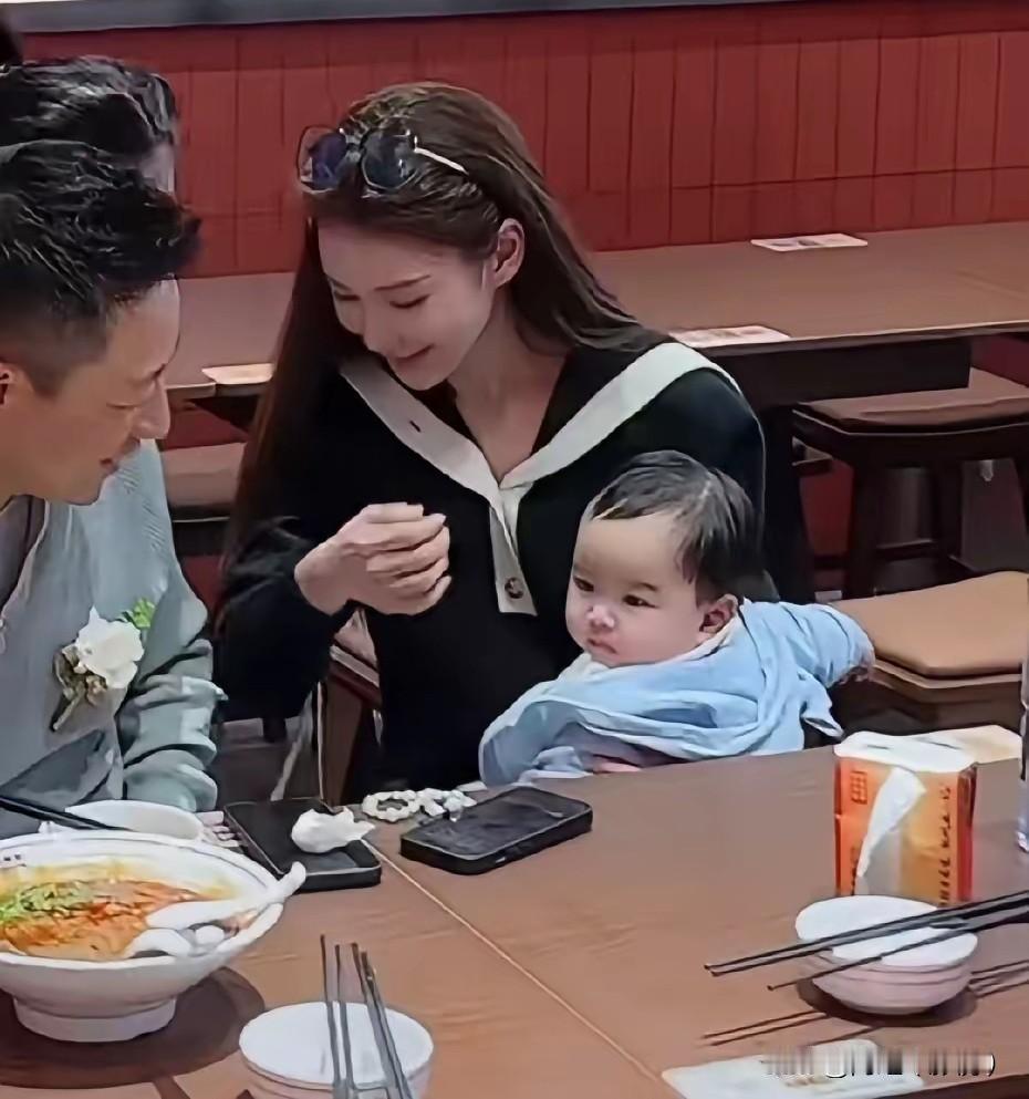 筱梅和小菲带小汪宝来麻六记吃饭啦，小汪宝十分可爱，很爱笑，小菲笑着看儿子汪宝儿，