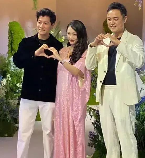 陈乔恩这肚子，是不是好事将近了？瞅瞅这粉裙子，藏不住啊！

10月13日那天，咱