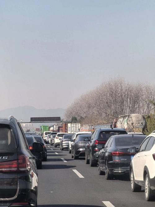 越到春节，心里越发慌

停车场里，我坐在熄火的车内，看着仪表盘上的时间从23:5