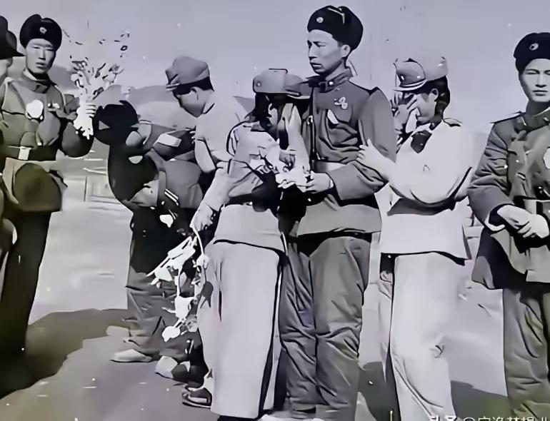 50年代，志愿军回国前与朝鲜人民告别的一幕。