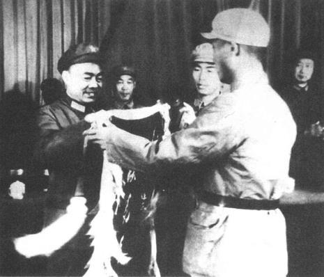 1966年3月，罗舜初在国防科委向“阳平里模范气象站"授旗。