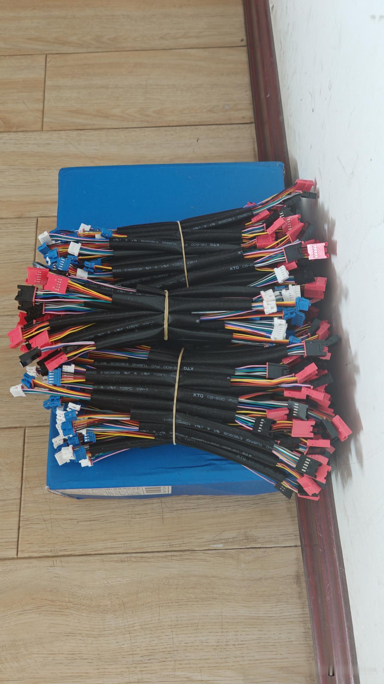 也不知道是怎么了，送手工活的大哥从打清明节后就不来了，我手里还有做好的140个线