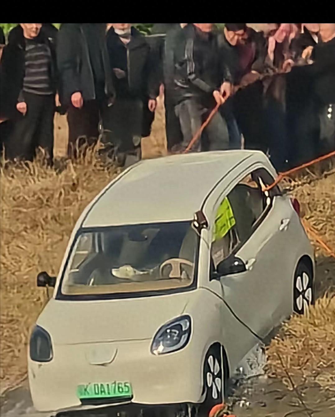 驾车不慎坠河的26岁女车主真的很漂亮！她的新能源车是湖北孝感牌照，其一个人在天门