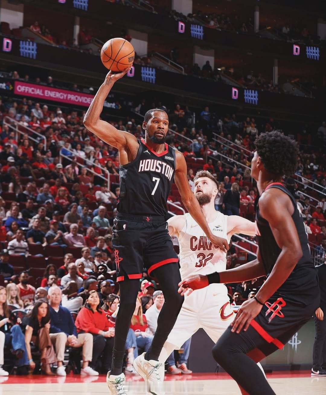 据统计，杜兰特第122场比赛在不到20次运动战出手情况下得到30+，本世纪最多，