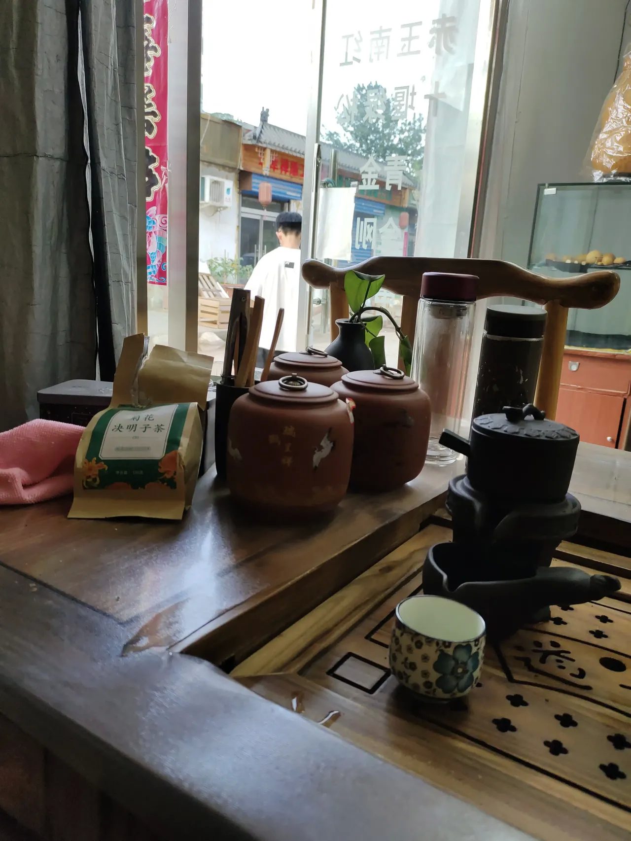 昨天晚上快七点了，准备关店门，进来一个中学生，问我，叔叔，店里有十几块钱的手串吗