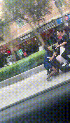离谱！一辆两轮电动车硬塞6人上路，车头还趴着人拿生命冒险！
在路上偶然拍到惊险一