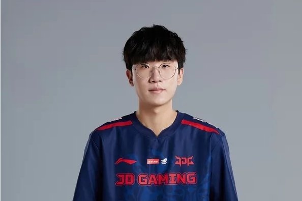 何意味啊？？韩国电视台报道Ruler逃税新闻专门P图让Ruler身穿JDG队服随