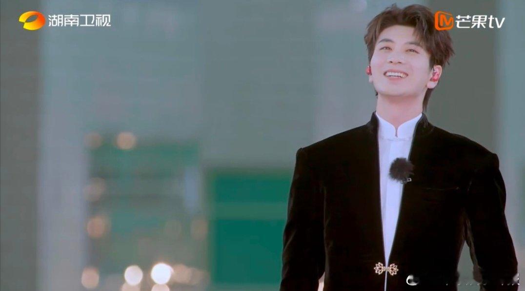 中哈歌手合唱我期待声起地平线文化共鸣太戳心！努尔扎斯与蔡程昱合唱《我期待》，用歌