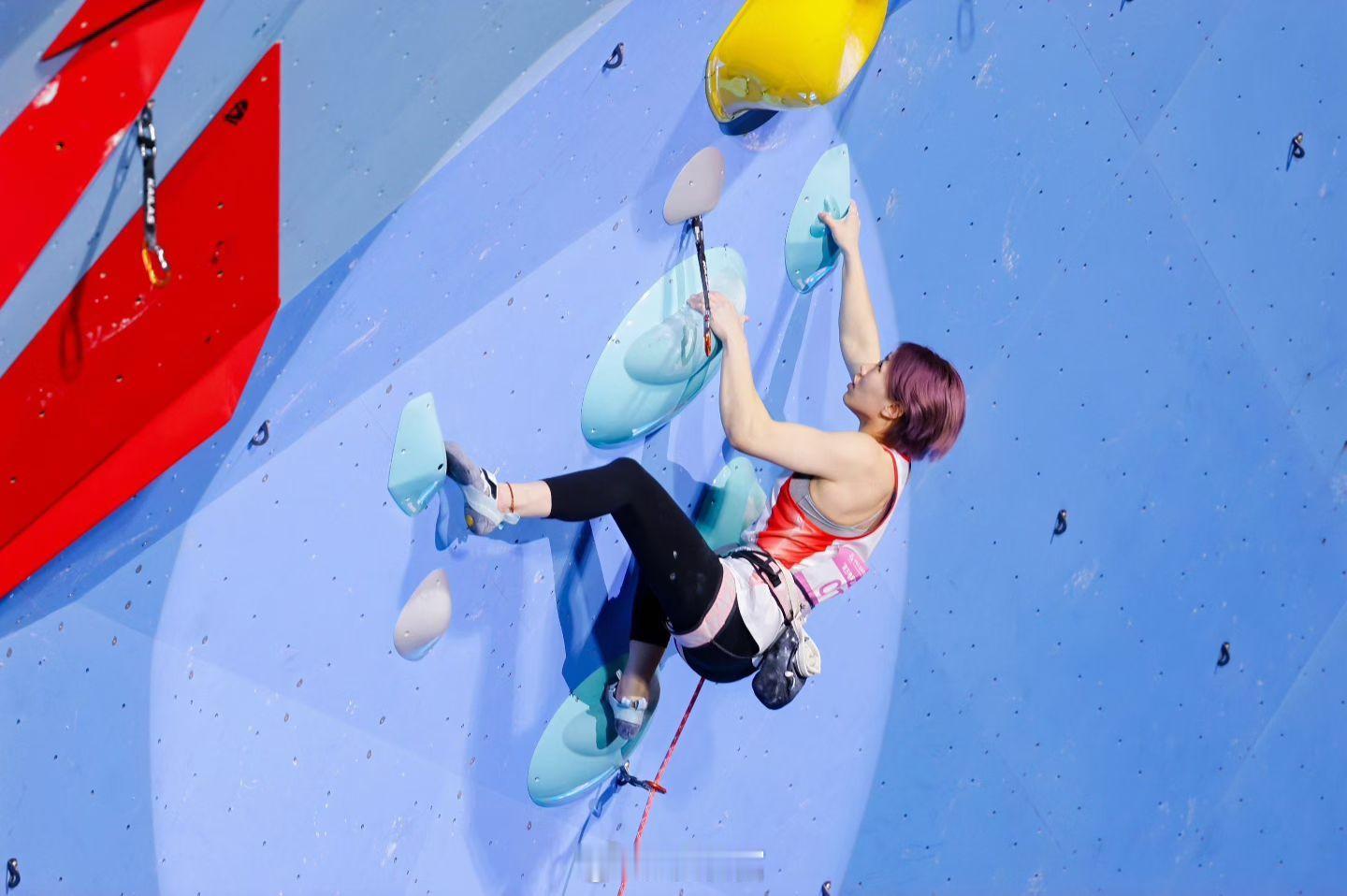 恭喜我攀代言人张悦彤全运会攀岩女子难度赛金牌 