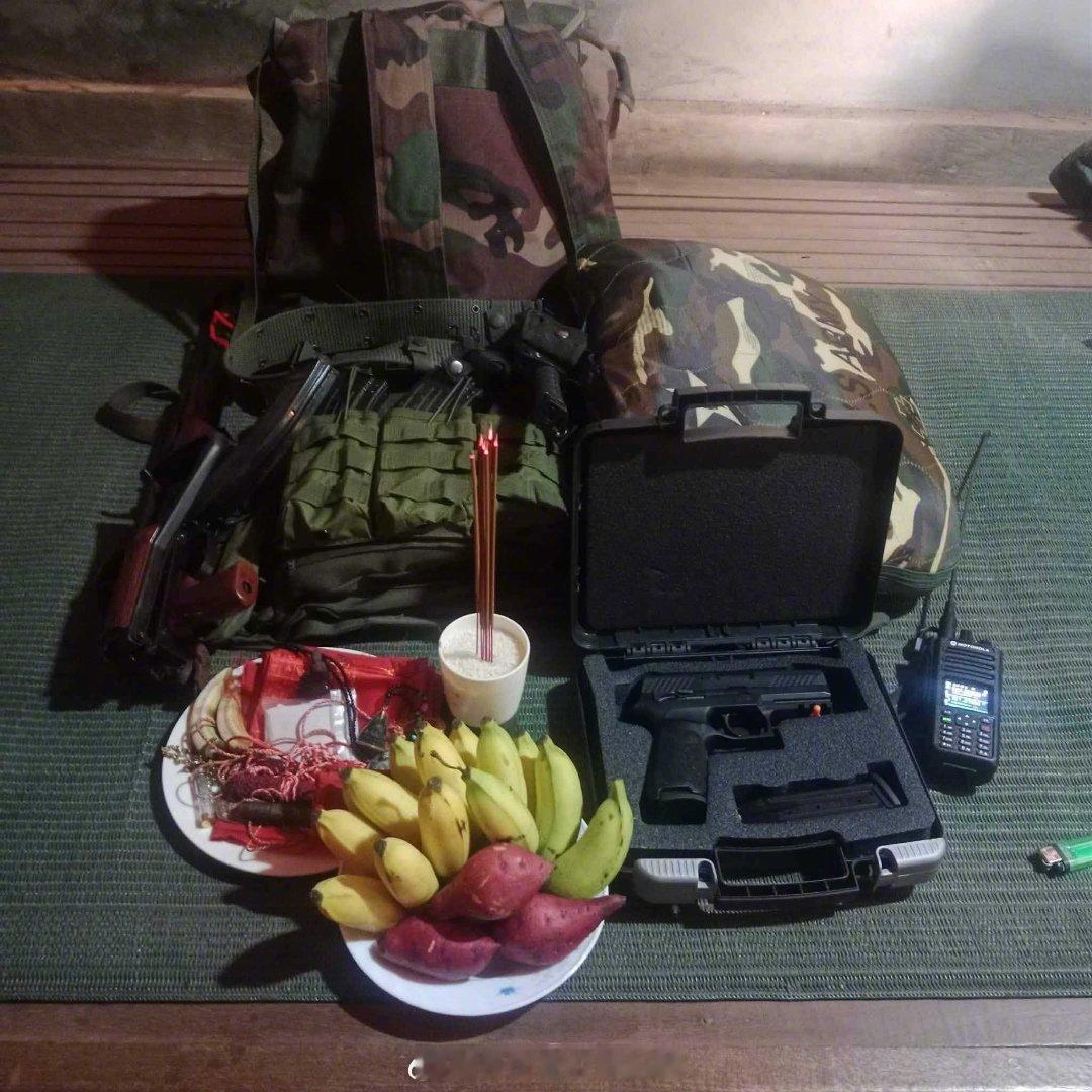 泰柬冲突 图为一名柬埔寨士兵在出发前祈祷。在其中，我们可以看到他的装备，但更重要