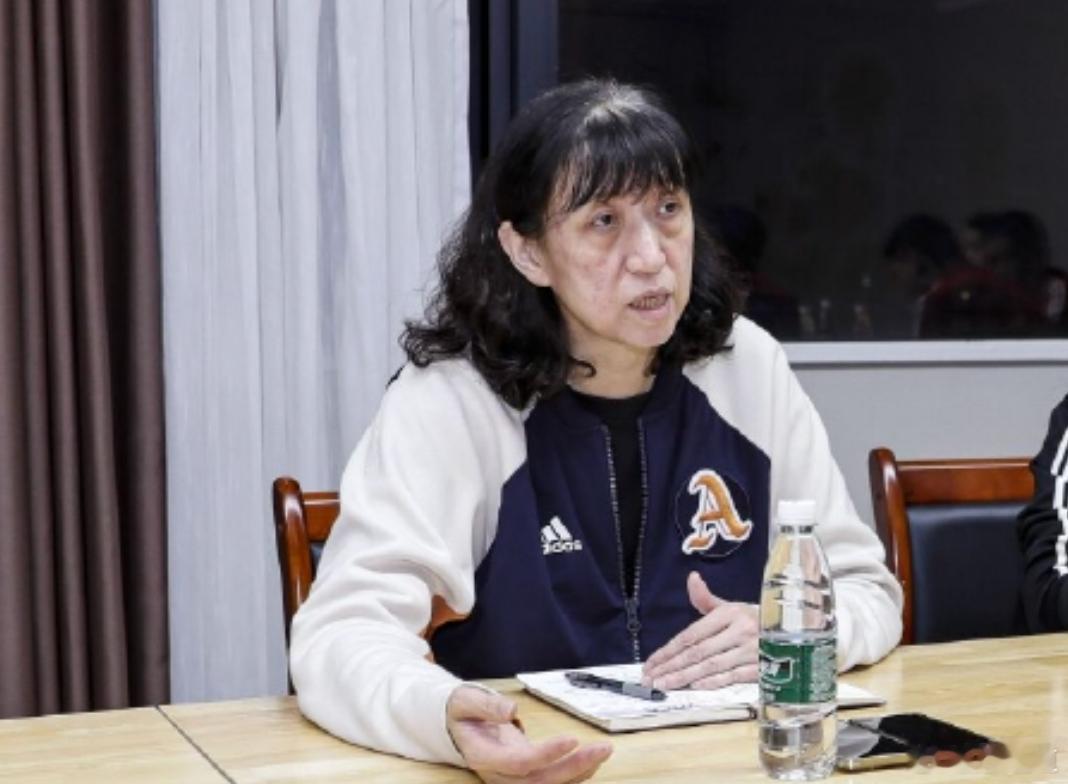 赖亚文当选中国排协主席中国女排新华社快讯：中国排球协会第八届会员大会在京举行，赖