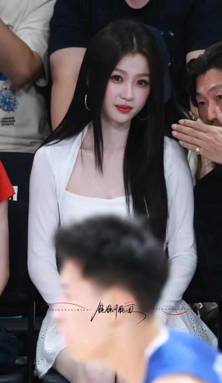 全生图直出，又高又瘦又白女神你随便美吧十八宫格已经放不下了
虞书欣开球 虞书欣黑