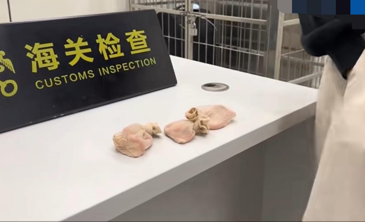 真大胆！深圳莲塘口岸，一位黑衣白裤的入境女子表现异常，她步履匆匆，裤子口袋鼓鼓囊