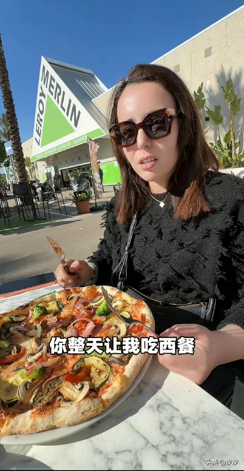 重返家庭这回去法国了，
他以为自己的法国媳妇儿，
非常的喜欢吃西餐，
于是天天带