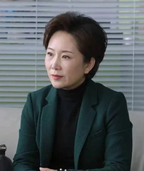  苏明成的上司周姐的扮演者杜和倩，原名杜艳，演员，毕业于河南大学，在都挺好剧中周