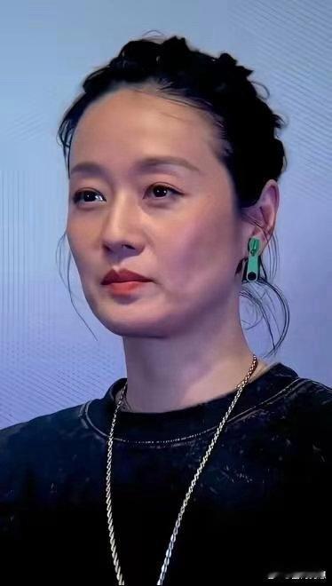 终究抵不过岁月，马伊琍脸上也留下了时光印记，大女儿将近二十岁，这个年纪的状态真实