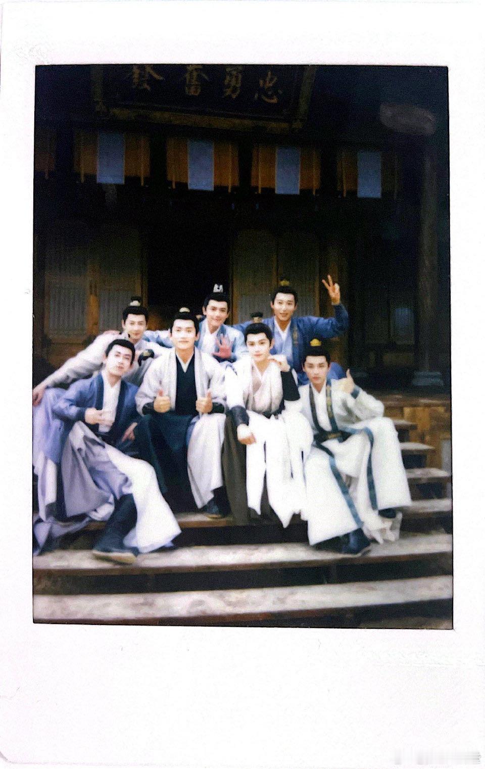 救命啊，又被这个 刀到了！卫韫也是亲手为父兄报仇了，从天真烂漫的少年一步一步成长