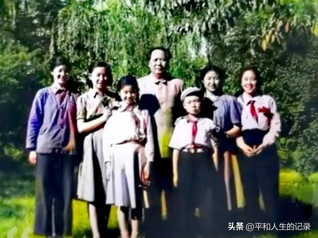 毛主席爱人民，人民念毛主席，毛主席全心全意为人民服务，人民真心实意热爱毛主席！