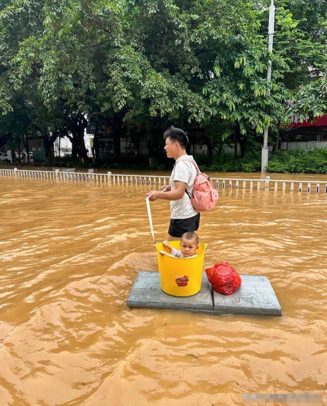 大家不要羡慕那个带娃蹚水的贵港爸爸了，
我们永远不可能成为他，
仅仅一个条件，我