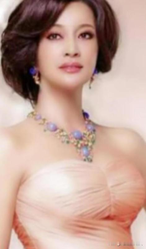 1982年，刘晓庆到南京演出，遇见了正在拍戏的迟志强，晚上几杯酒下肚后，刘晓庆让