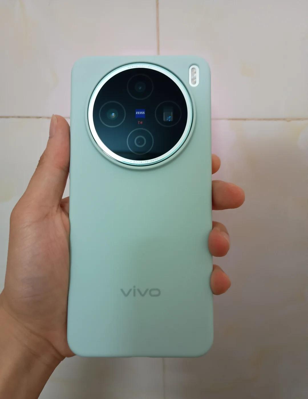 vivox200s单杀握着还是有点重量的
刚换手机有点不适应，稍微有点重换新机过