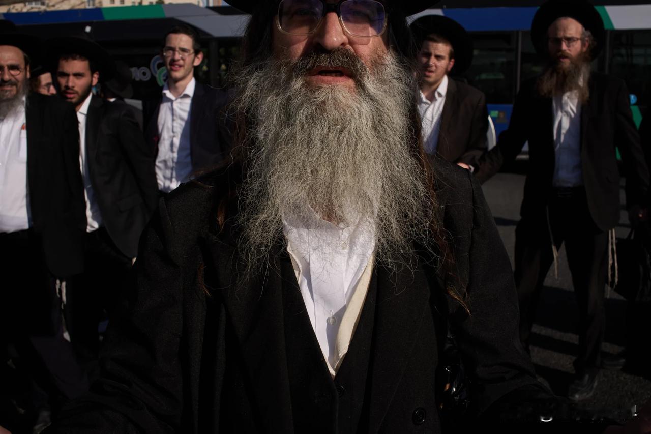 【以色列正统犹太人举行大规模抗议】
特拉维夫时间2026年4月29日，美国《美联