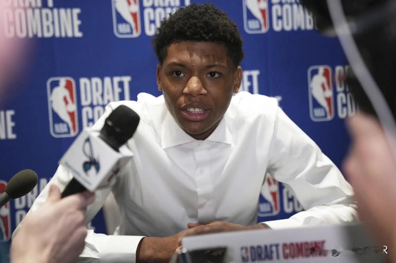 06月24日据NBA记者Jake Weinbach报道，热门新秀艾斯-贝利的团队