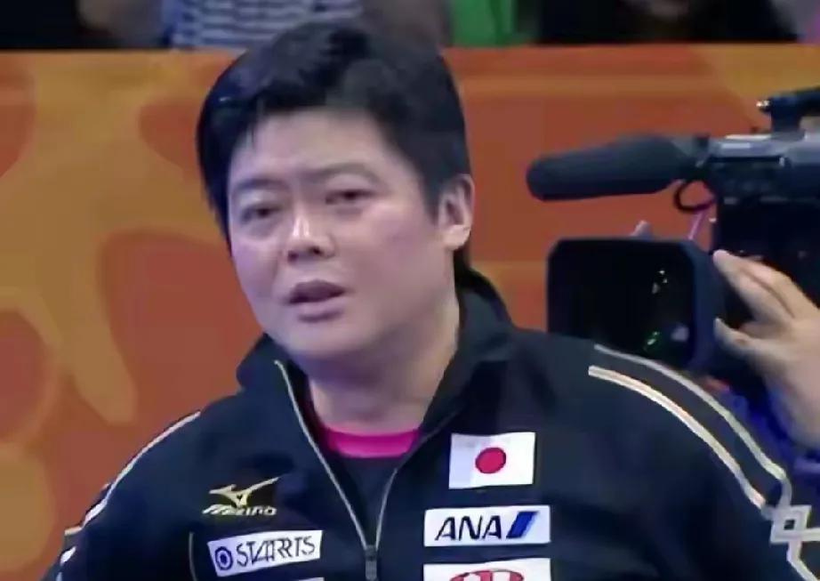 他曾是中国乒乓悍将邱建新，退役后远赴德日执教20年，引发诸多争议，被骂“白眼狼”