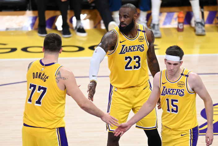 近日美国著名评论员Skip和前NBA球员尼克·杨、肯扬·马丁、拉沙德·麦坎茨、布