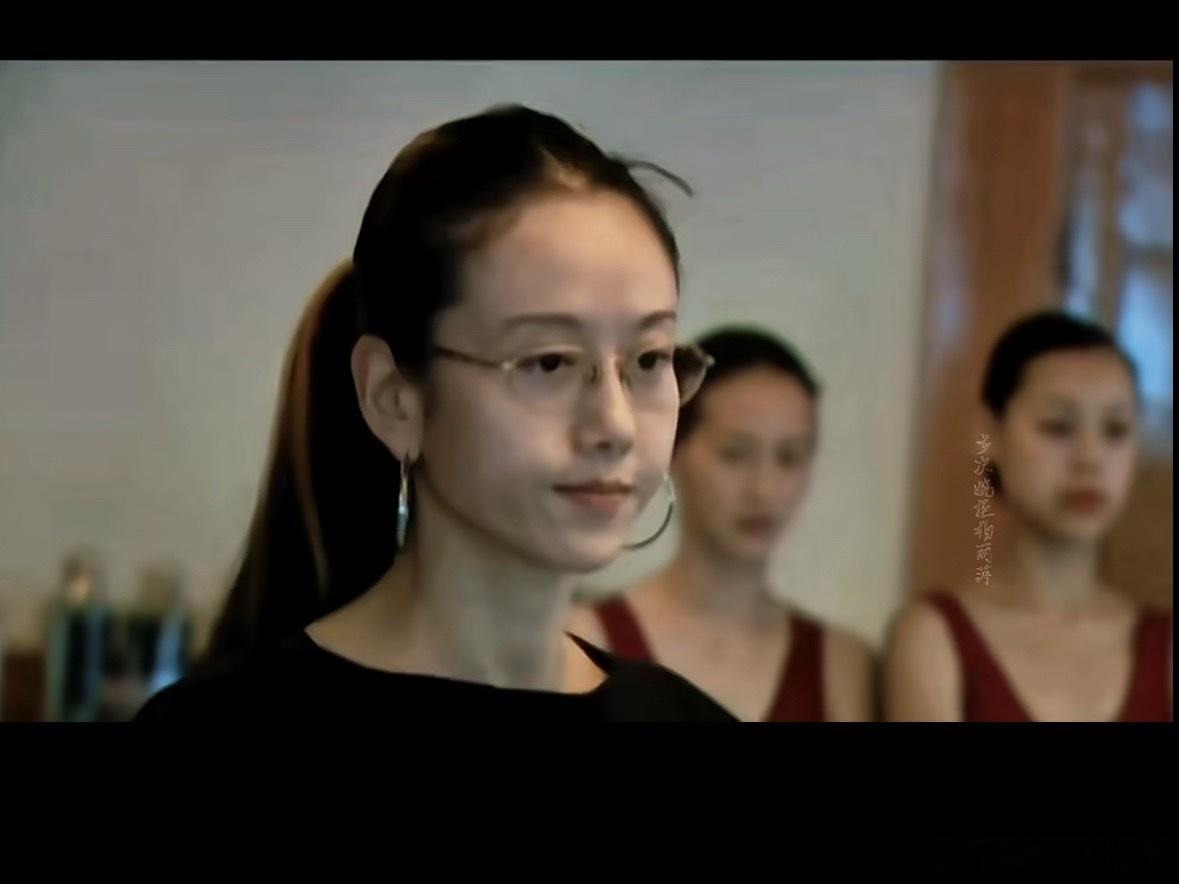 杨丽萍42岁依然这么美刷到杨丽萍42岁时候的训练视频，真的惊了。没有美颜滤镜，就