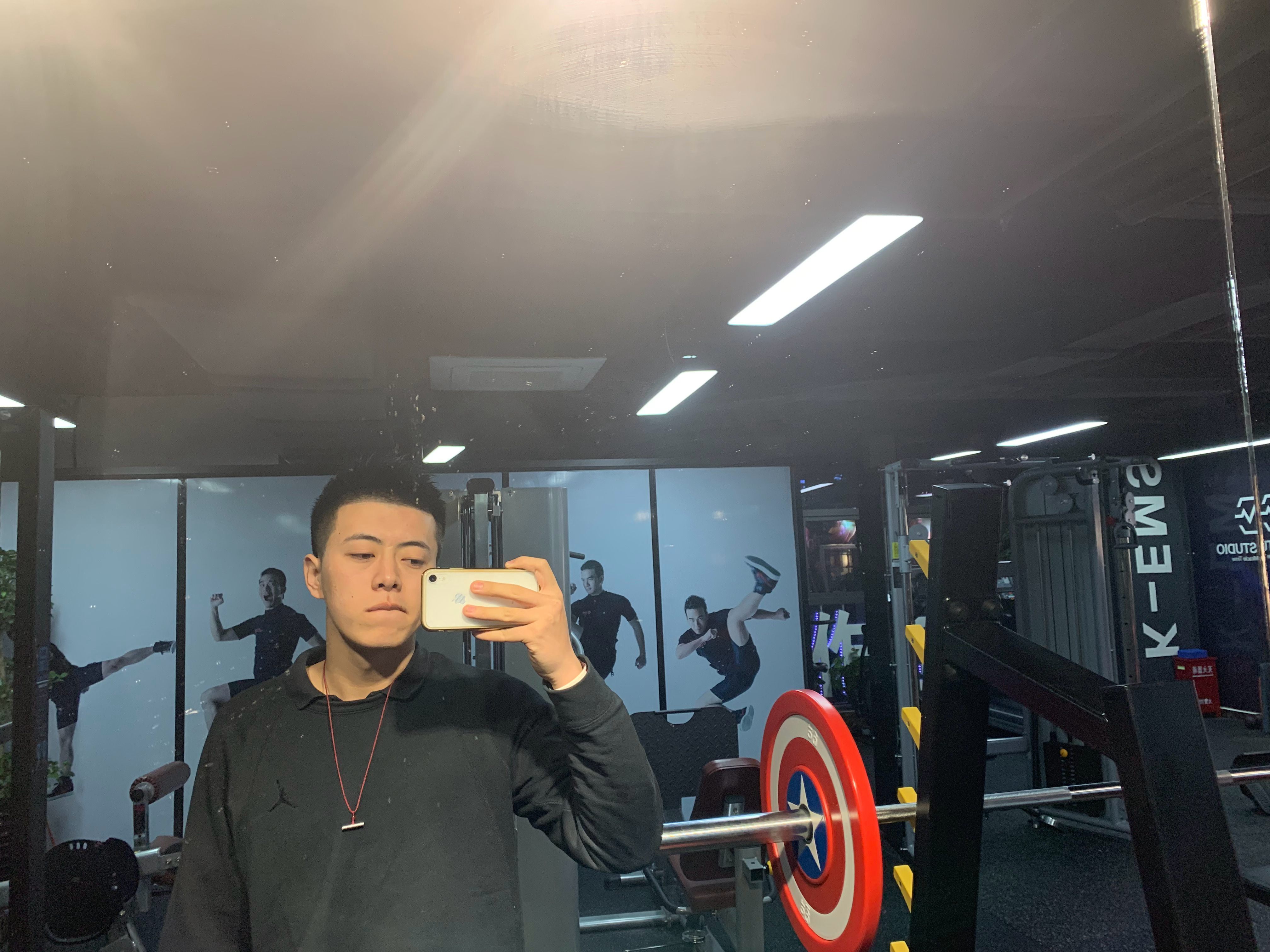 突然想起来，10年前我还是小鲜肉的时候，剪头花了198的事儿剪完才告诉我是总监要