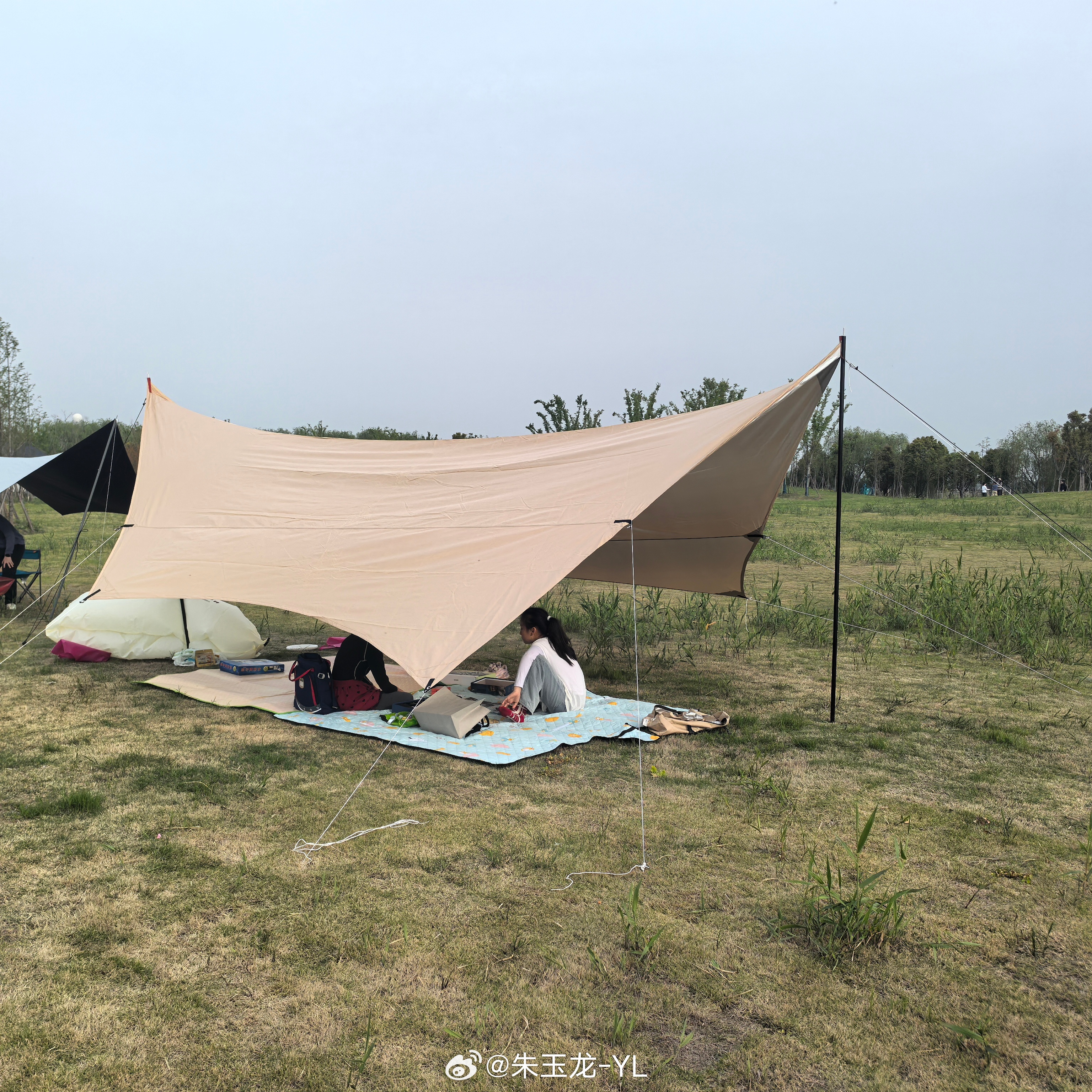 今天天气很好，春日踏春，天幕和帐篷都用上了忙完一段中间喘口气 