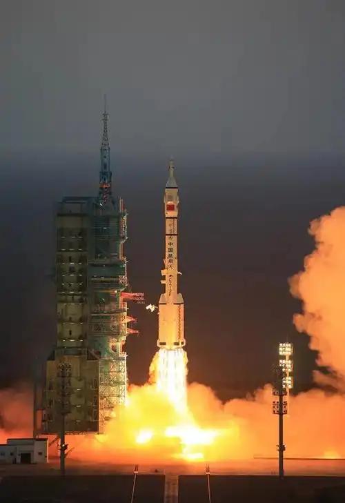 中国的腾飞正印证了“抓紧机遇发展自身实力才是真正的王道”这句话。就像李白诗中“大