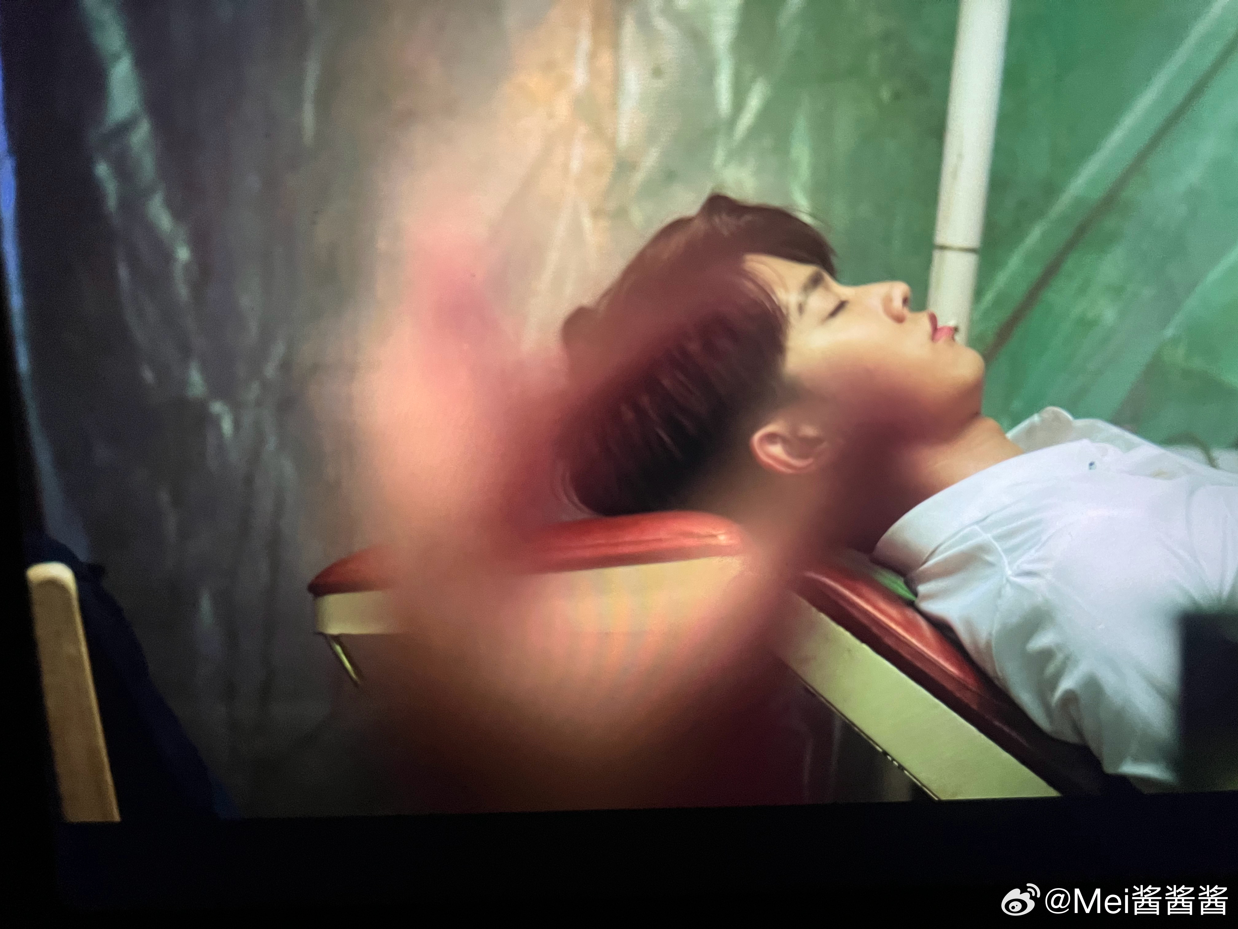 我差点以为小青青给拆生猪肉了导演入戏太深，国超就是板上肉了 （点评：胸口贼优秀的