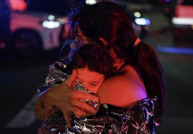 【海滩惊魂 10 分钟！澳洲恐袭 11 人遇难，陌生女子舍身护幼童】澳大利亚悉尼