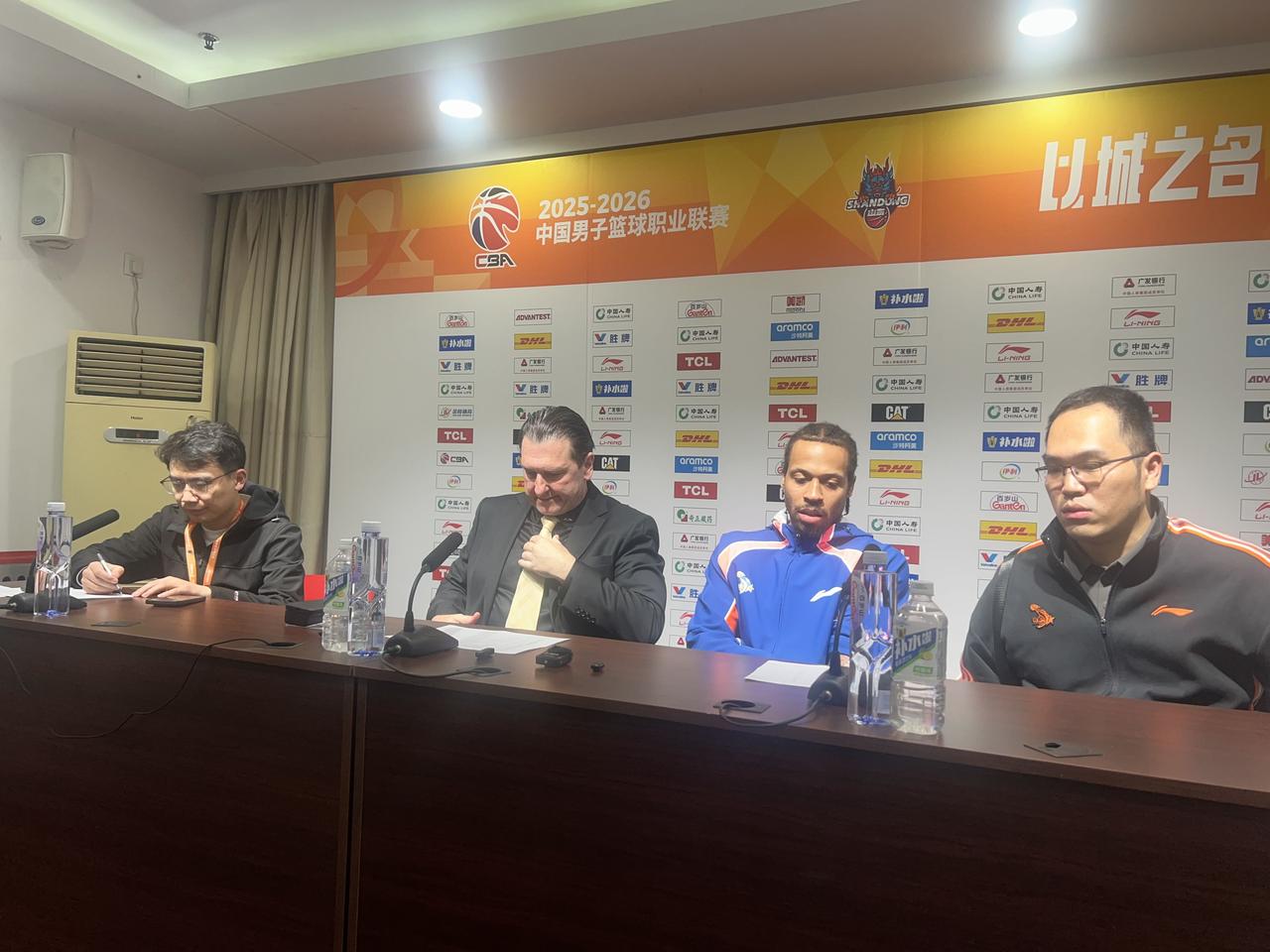 约翰逊在对阵福建的比赛中仅拿到12分，需要提升比赛强度。对此，邱彪表示，约翰逊此