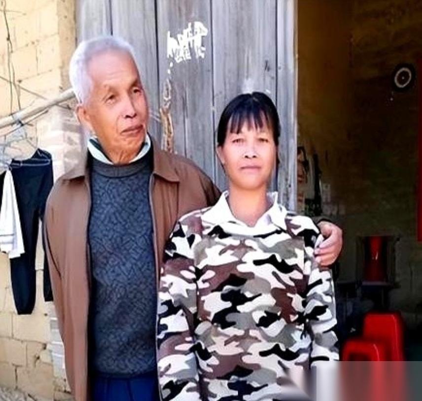 "广西第一猛男"！他与娇妻21年连生15个娃，为躲罚款深山，这个标签听着像猎奇段