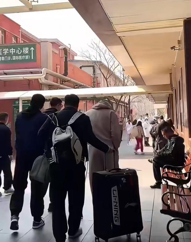 看着郭艾伦拄拐缓慢行进前去就医的背影，心中真的不是滋味。

3月16日，郭艾伦一