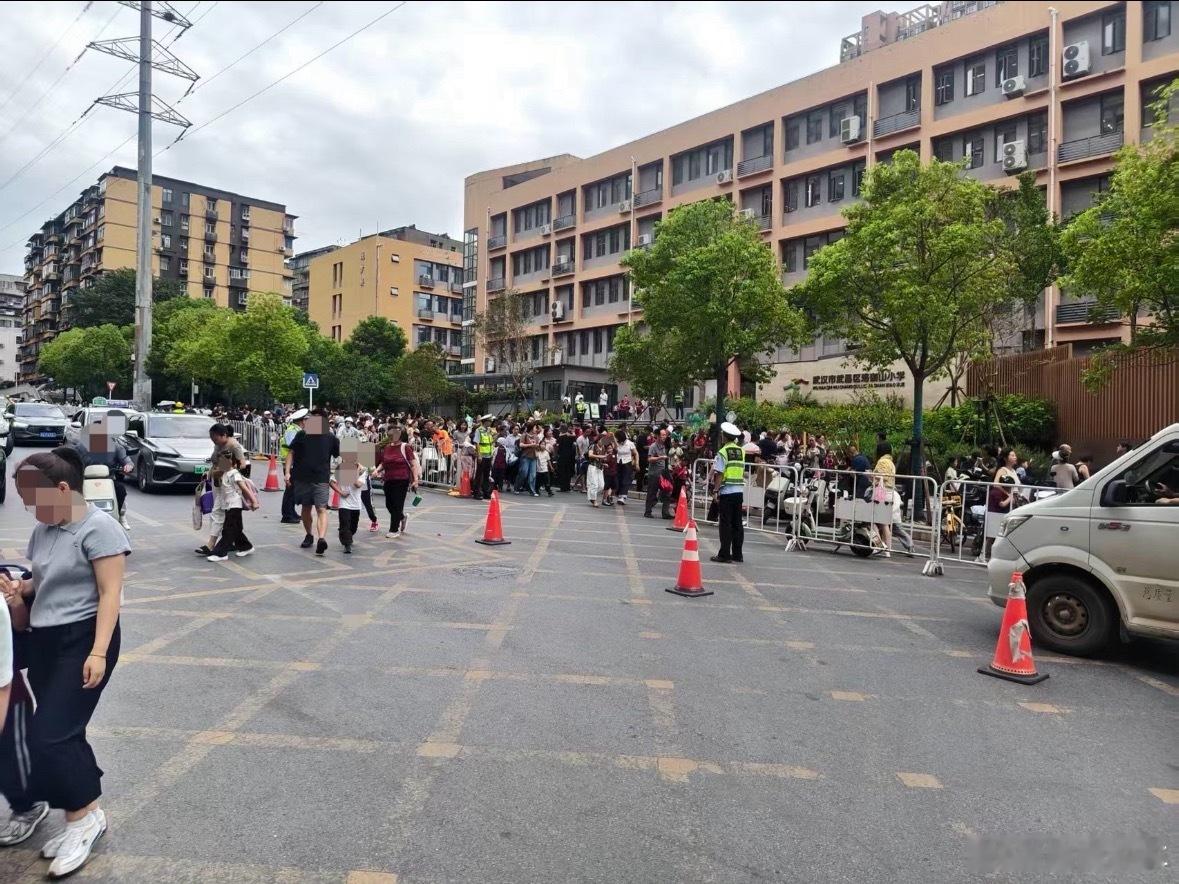 宝妈通勤接娃该选什么样的小车家里有孩子的应该都懂，送孩子上学那场面有多乱，所以灵