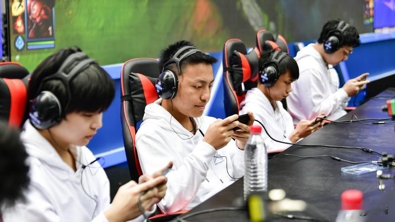 网络游戏让人着迷，跟抽烟喝酒赌博上瘾还真有相似之处。就拿我身边一朋友来说，天天沉