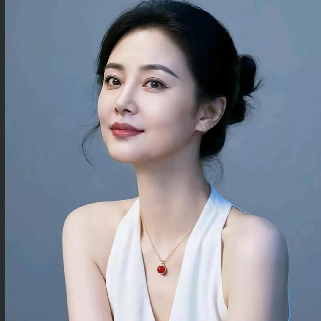 优雅微笑，简约时尚，红宝石项链，精致妆容，气质动人。红宝石 红宝石珠宝首饰 红宝