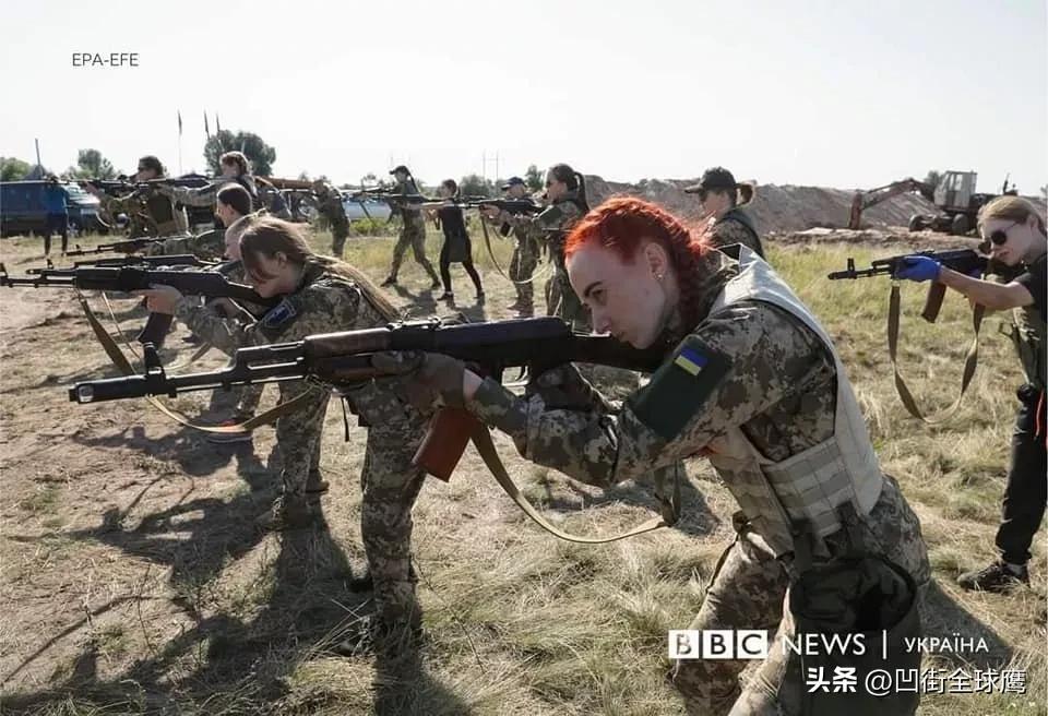 BBC称，在乌克兰战场上，有60000名左右的乌克兰女兵参战。

这些不是后勤医