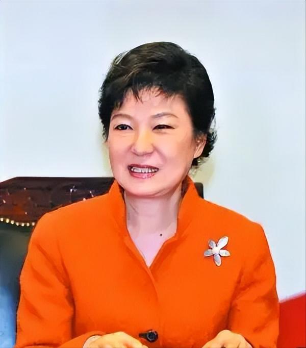 韩国政坛，真是杀疯了。

尹锡悦刚被法院一审判了无期徒刑，同一天，74岁的朴槿惠