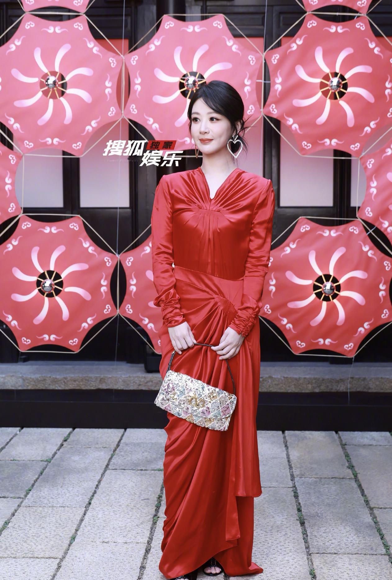 杨紫红裙好明媚杨紫一袭红裙明媚抢眼呀，好喜庆呀 