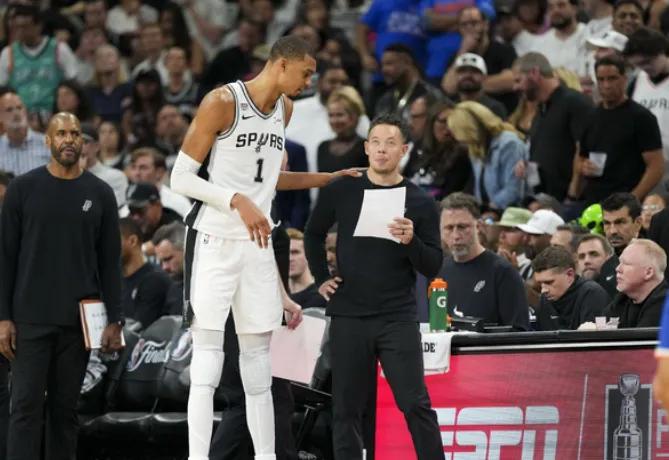 NBA总决赛icon，尼克斯icon对阵马刺icon的G3比赛中，出现了非常奇葩