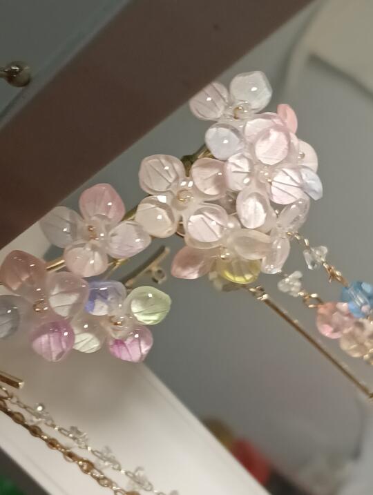 一个五颜六色的耳挂，感觉很配彩虹马面