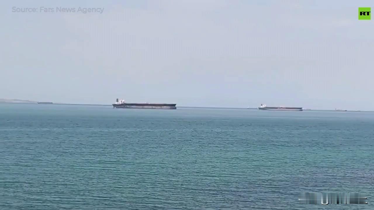 这是现在的霍尔木兹海峡，仍旧有几百艘船滞留在波斯湾内，等待伊朗的放行
本来伊朗之